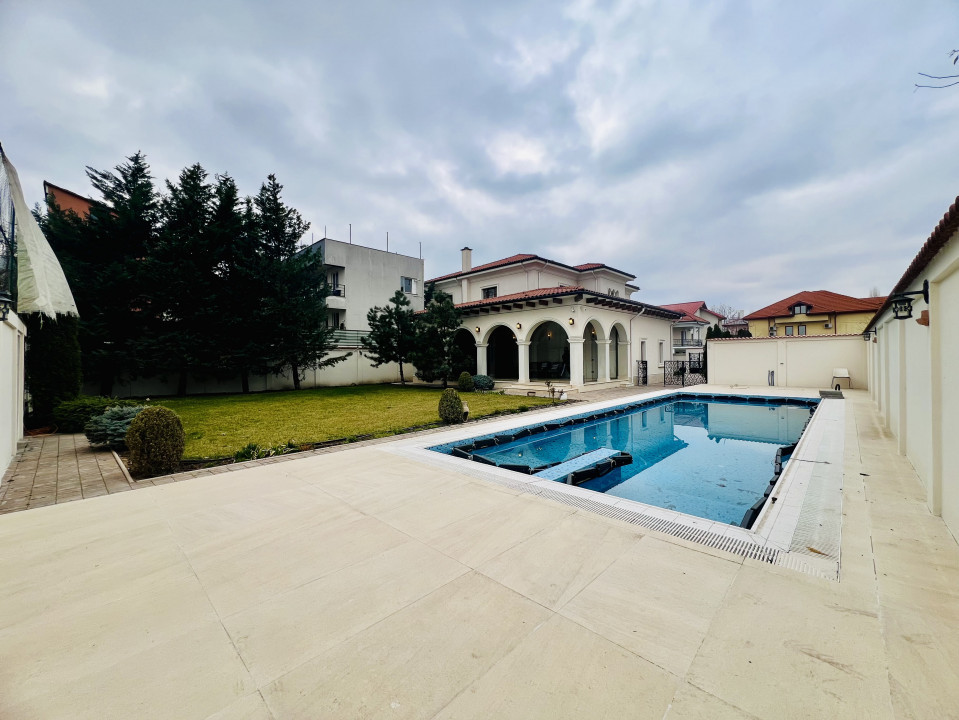 Elegant! Vila impunatoare cu Piscina, Garaj si curte 