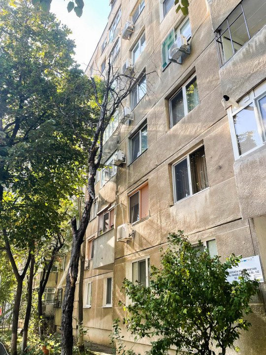 Apartament 3 camere,decomandat-etaj 3,centrala proprie-Metrou Aparatorii Patriei