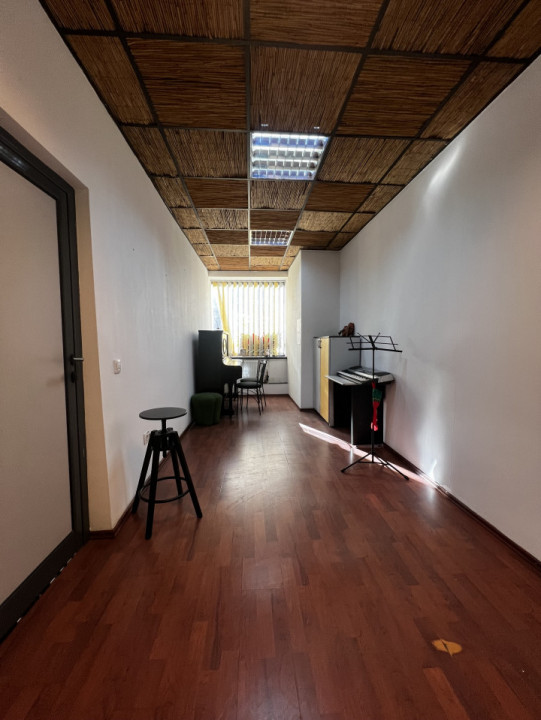 Spatii de închiriat la parterul unei clădiri, zona Piața Sudului de peste 500 mp
