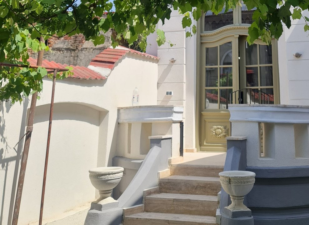 Casa de vanzare 5 camere in zona Unirii