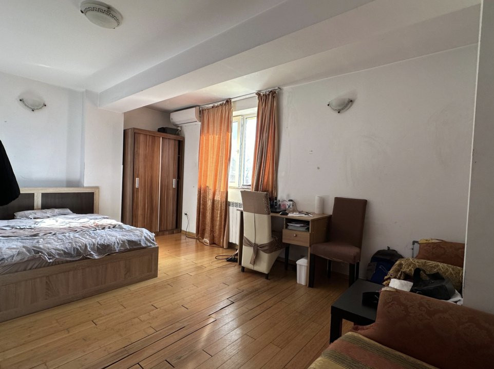 Vila individuala 15 camere - curte totala 300 mp - metrou Mihai Bravu