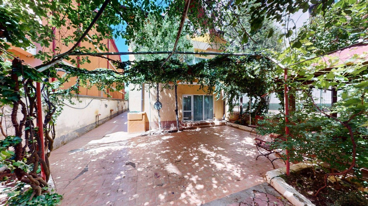 De vanzare Casa / Vila + Teren liber 420 mp + Piscina  Zona Prelungirea Ghencea