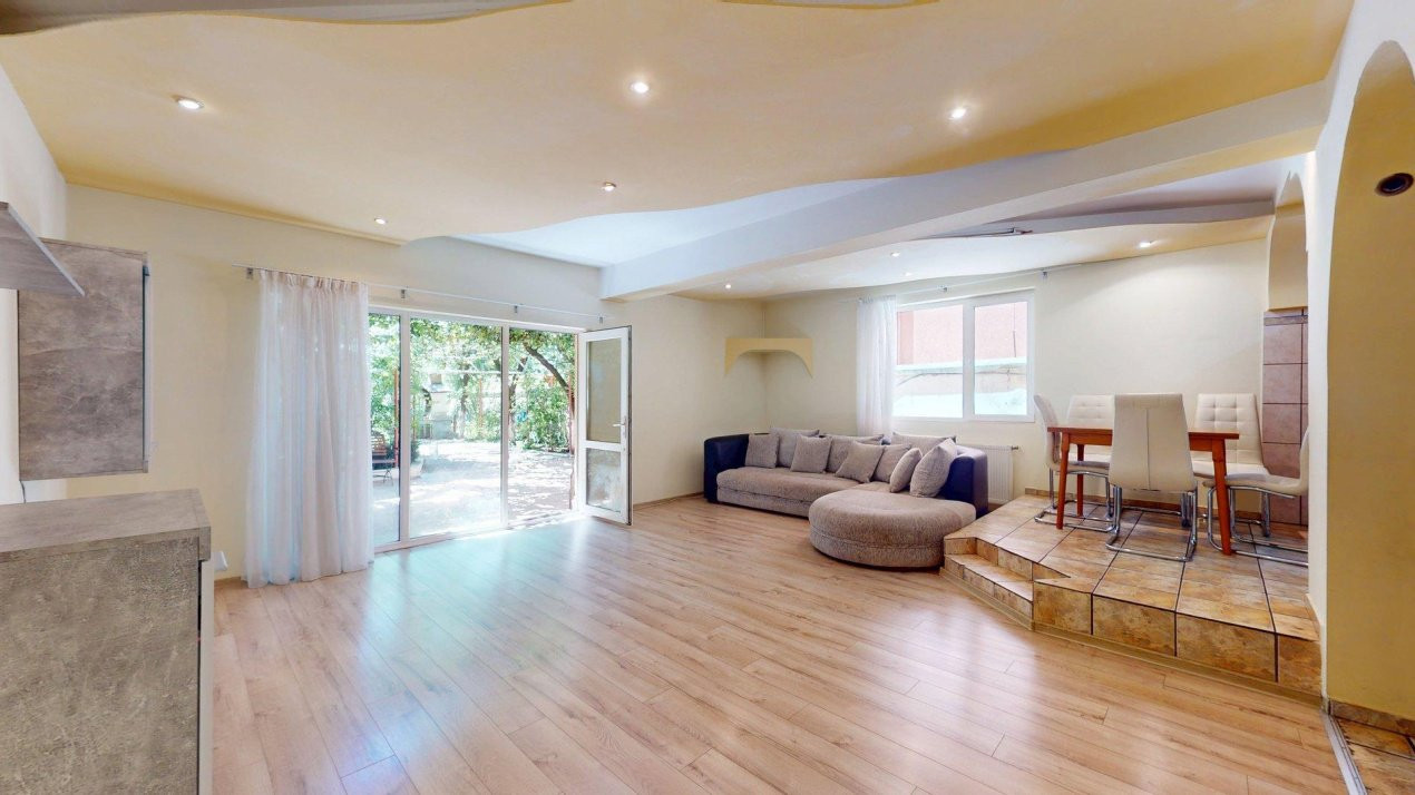 De vanzare Casa / Vila + Teren liber 420 mp + Piscina  Zona Prelungirea Ghencea
