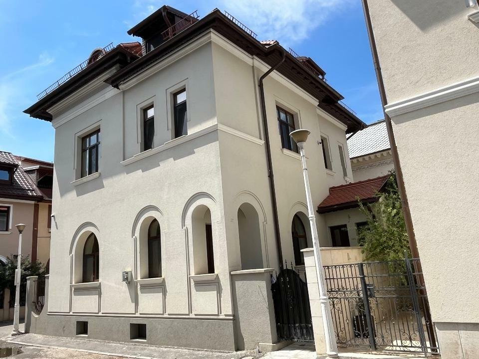 Spatiu emblematic situat in inima orasului pretabil activitati comerciale 