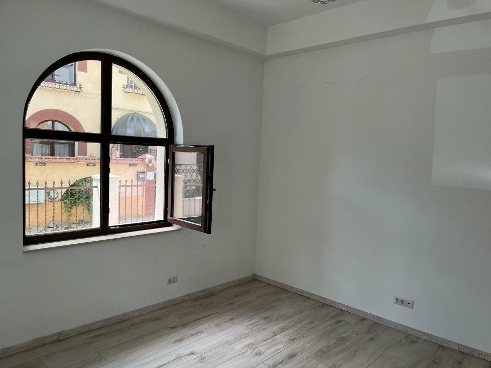 Spatiu emblematic situat in inima orasului pretabil activitati comerciale 