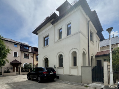 Spatiu emblematic situat in inima orasului pretabil activitati comerciale 