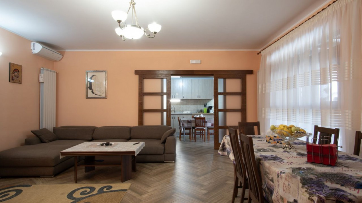 Casa cu piscina, panouri foto voltaice in Comana