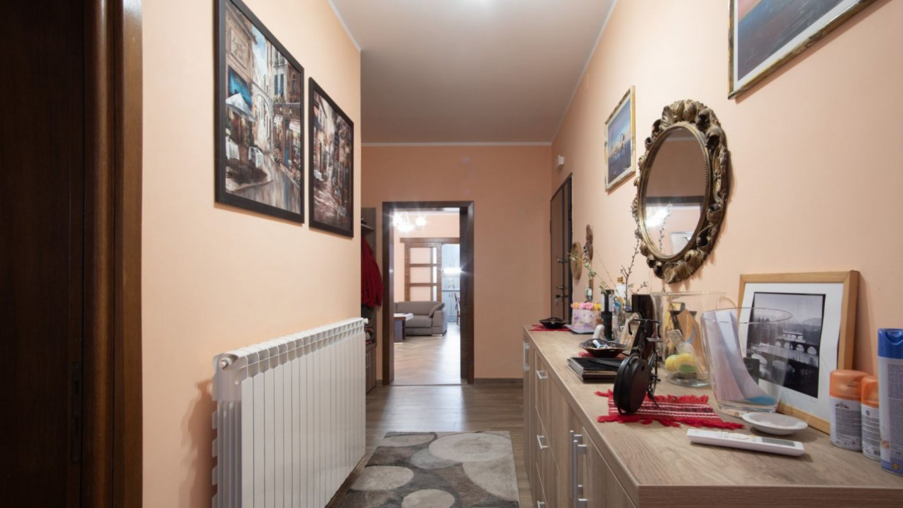 Casa cu piscina, panouri foto voltaice in Comana