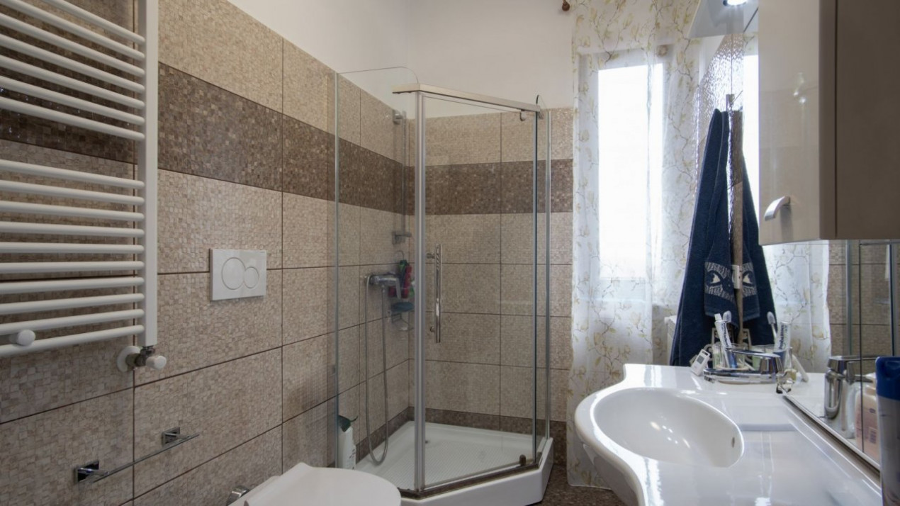 Casa cu piscina, panouri foto voltaice in Comana