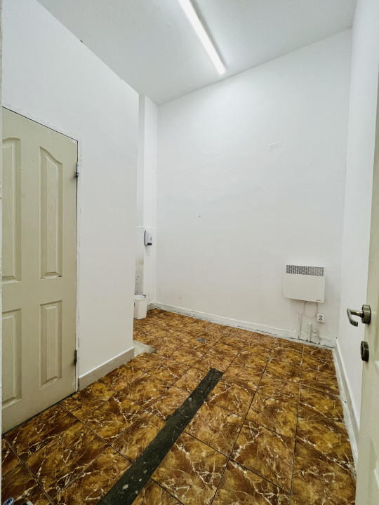 Spatiu comercial situat central, cu vitrina & vizibilitate. Ideal Investitie 