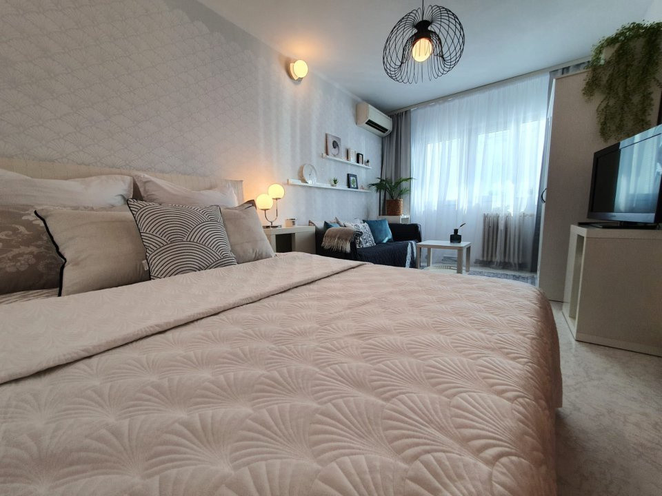 Studio luminos Banu Manta cu pat si canapea