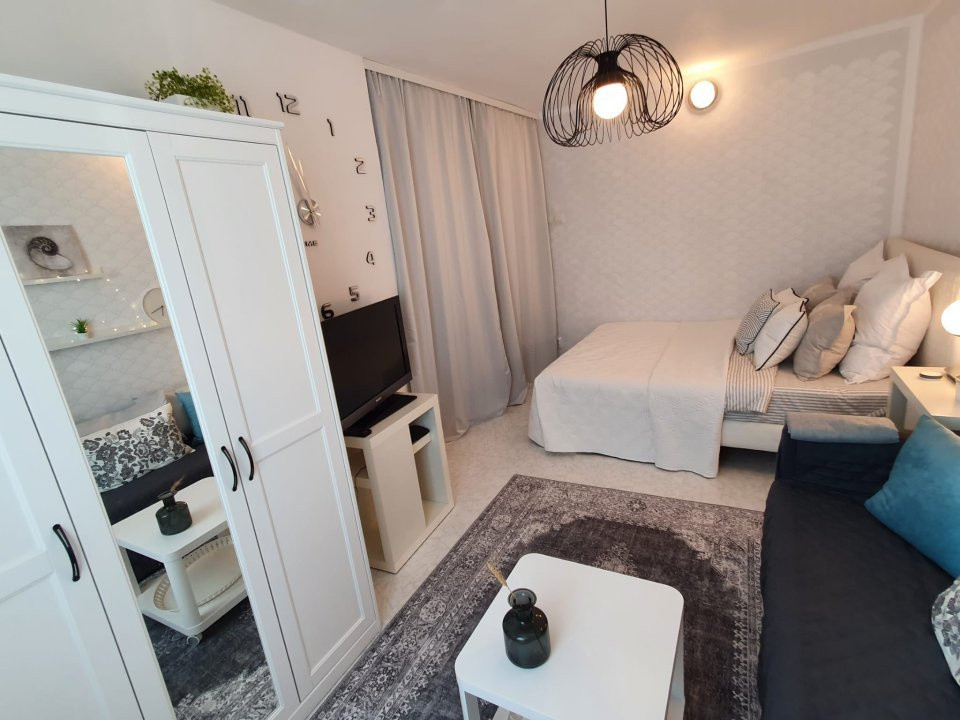 Studio luminos Banu Manta cu pat si canapea