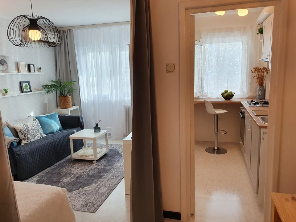 Studio luminos Banu Manta cu pat si canapea