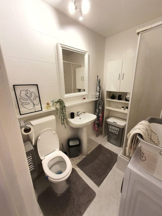 Studio luminos Banu Manta cu pat si canapea