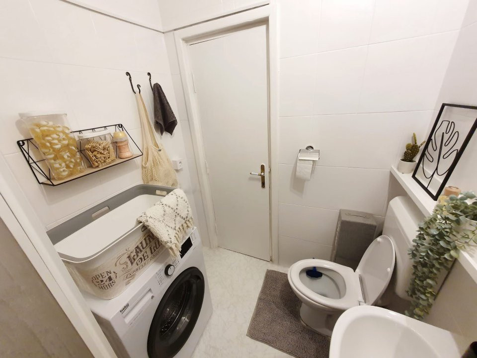 Studio luminos Banu Manta cu pat si canapea