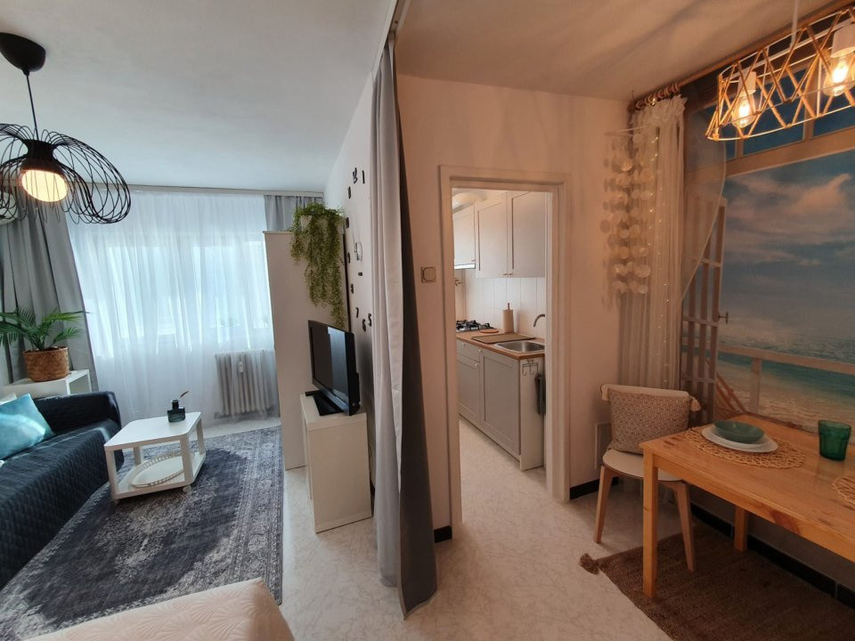 Studio luminos Banu Manta cu pat si canapea