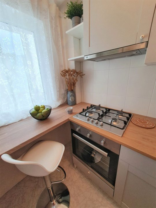 Studio luminos Banu Manta cu pat si canapea