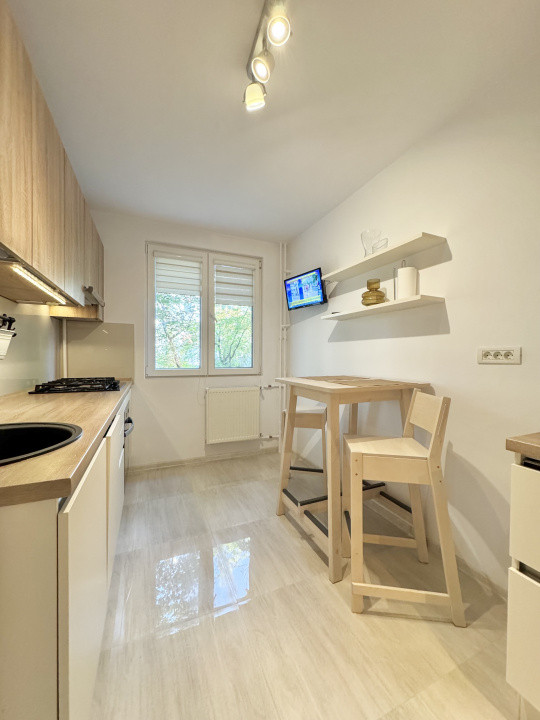 Apartament renovat cu 4 camere Metrou Lujerului