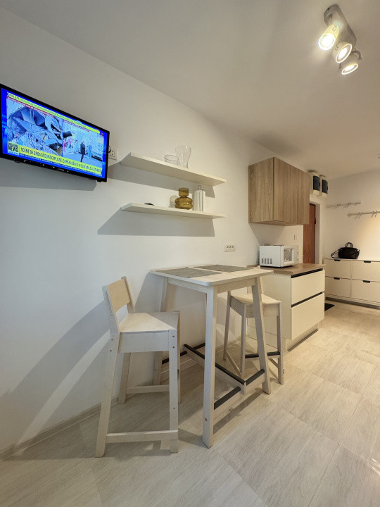 Apartament renovat cu 4 camere Metrou Lujerului