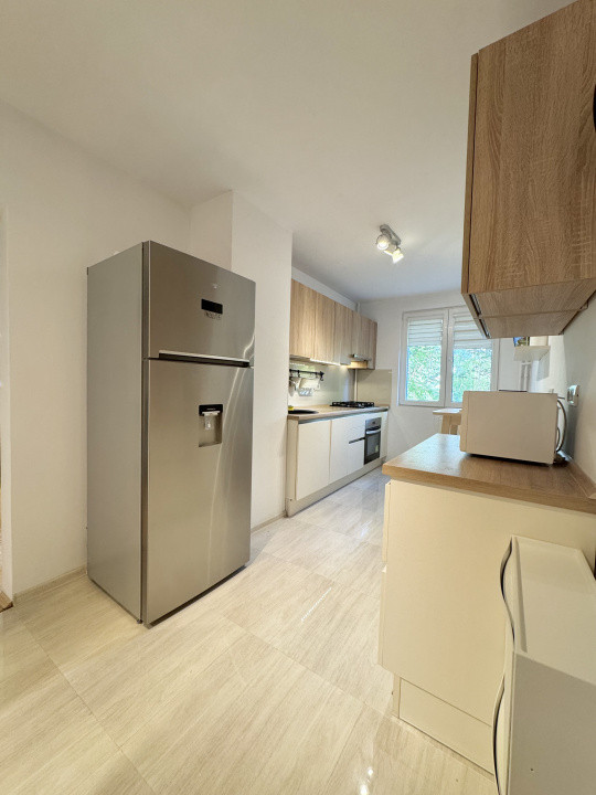 Apartament renovat cu 4 camere Metrou Lujerului