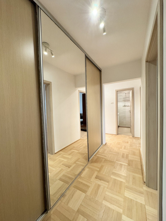 Apartament renovat cu 4 camere Metrou Lujerului