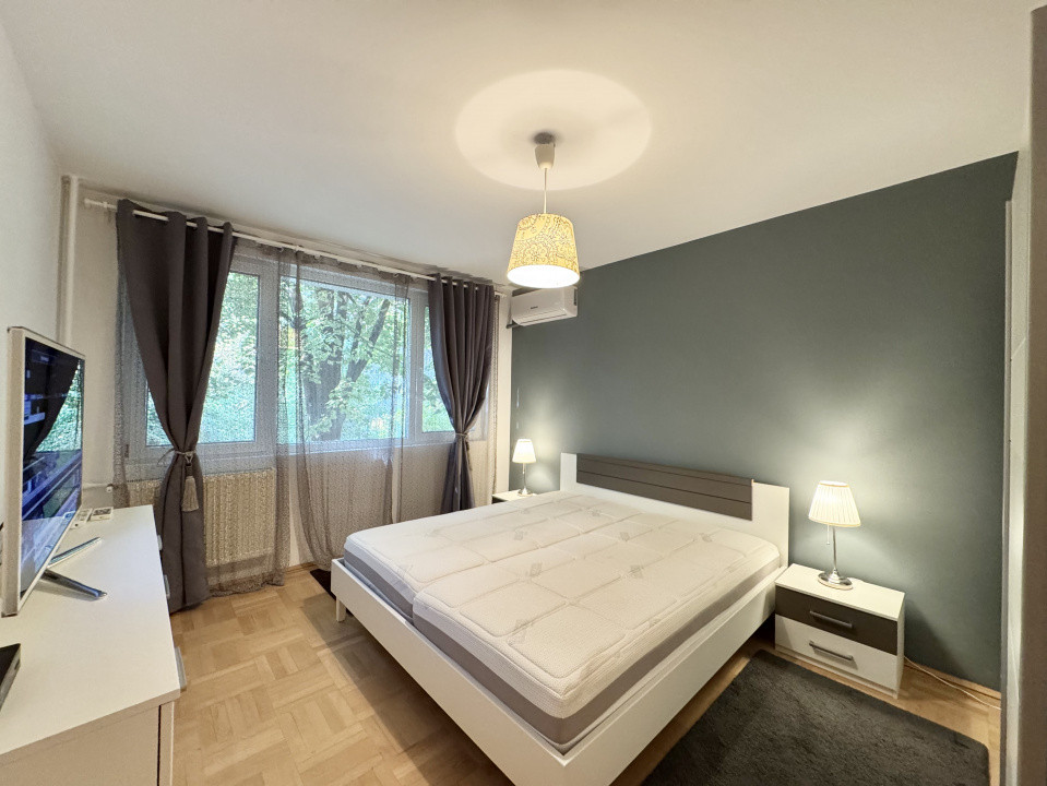 Apartament renovat cu 4 camere Metrou Lujerului