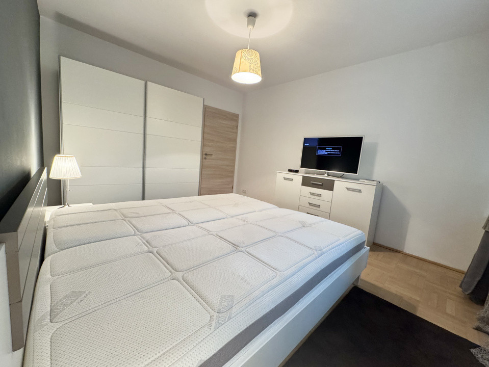 Apartament renovat cu 4 camere Metrou Lujerului