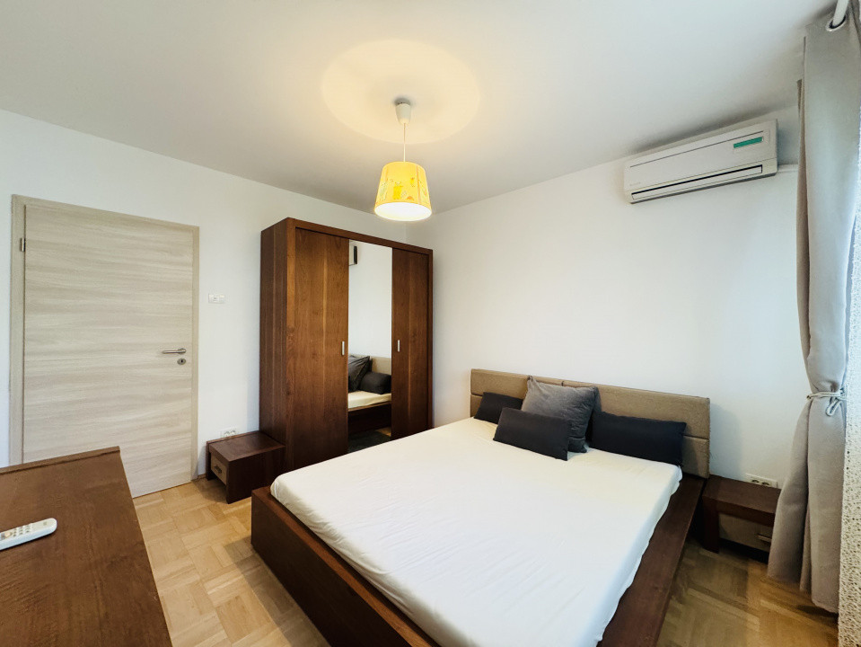 Apartament renovat cu 4 camere Metrou Lujerului