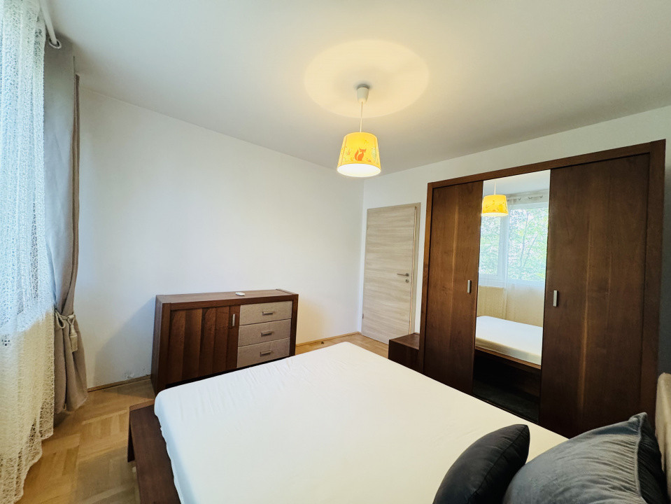 Apartament renovat cu 4 camere Metrou Lujerului