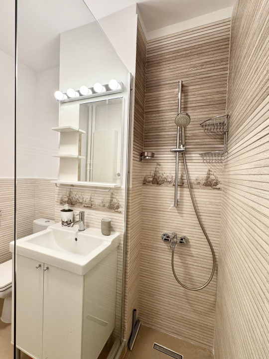 Apartament renovat cu 4 camere Metrou Lujerului