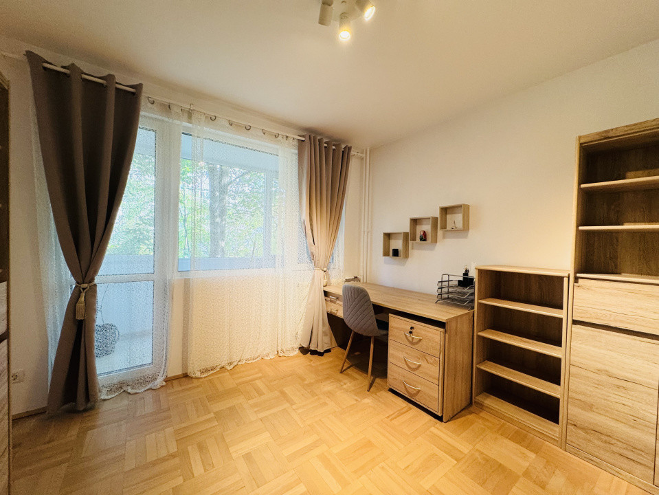 Apartament renovat cu 4 camere Metrou Lujerului