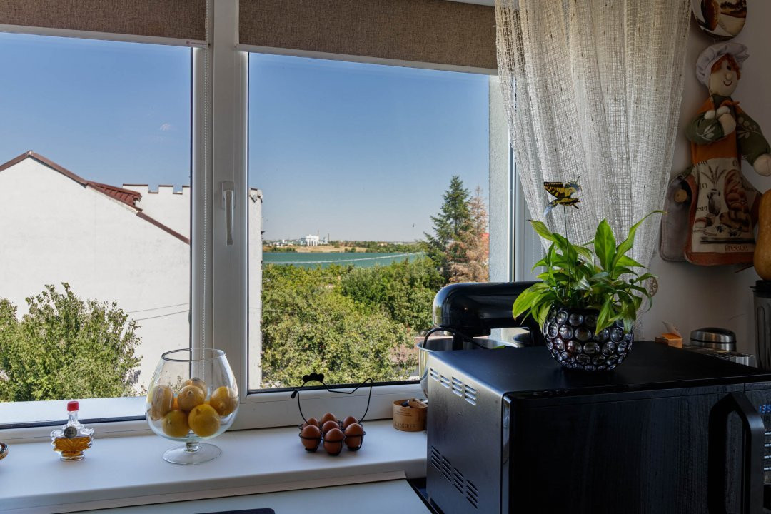 Clădire Modernă, Ideală pentru Locuință sau Afacere, cu Terasă Panoramică