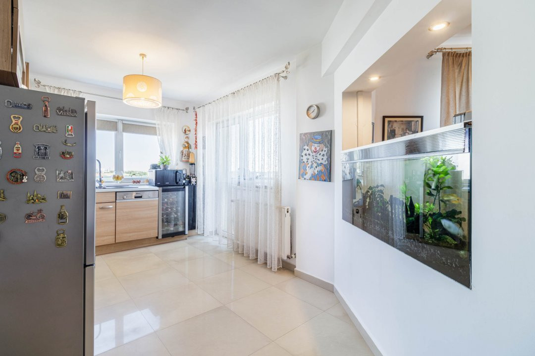 Clădire Modernă, Ideală pentru Locuință sau Afacere, cu Terasă Panoramică