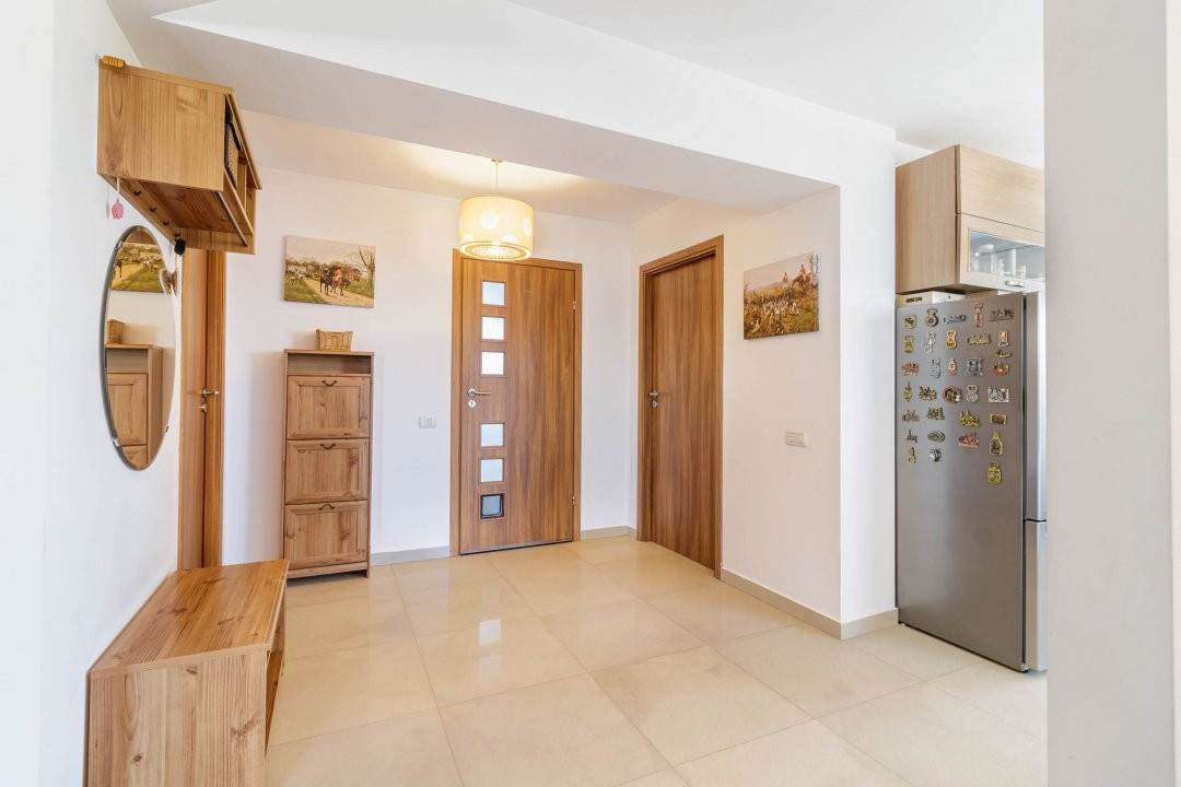 Clădire Modernă, Ideală pentru Locuință sau Afacere, cu Terasă Panoramică