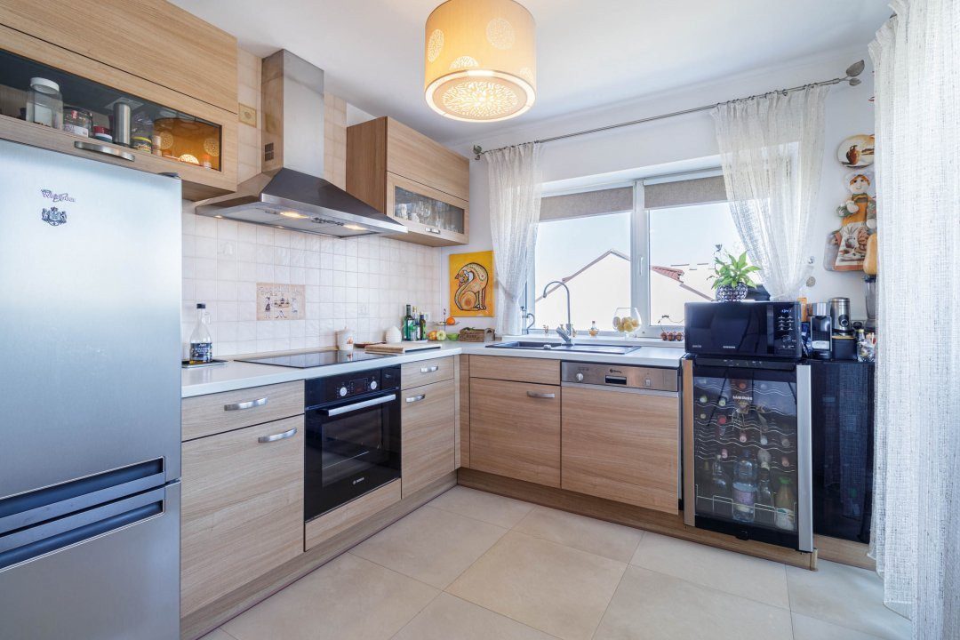 Clădire Modernă, Ideală pentru Locuință sau Afacere, cu Terasă Panoramică