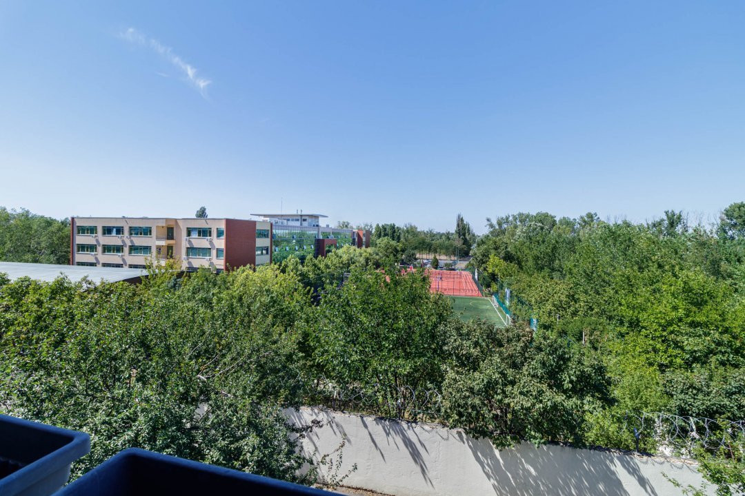 Clădire Modernă, Ideală pentru Locuință sau Afacere, cu Terasă Panoramică