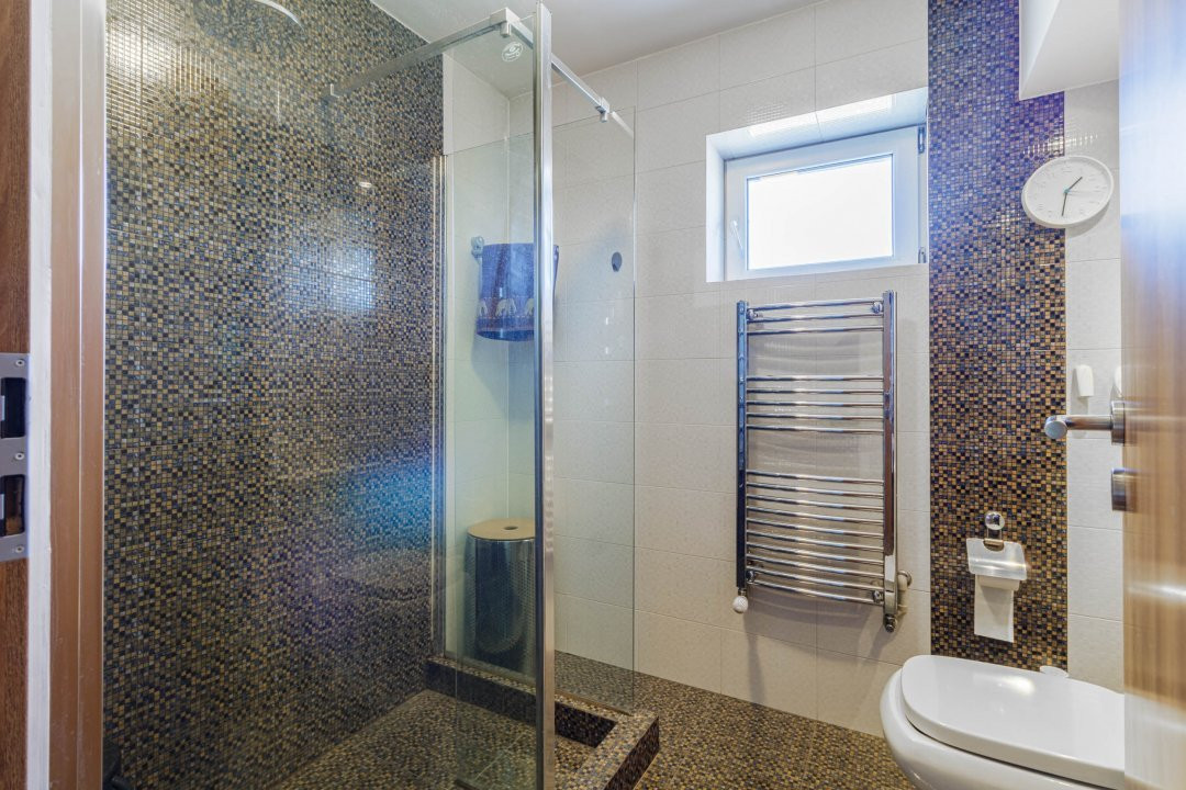 Clădire Modernă, Ideală pentru Locuință sau Afacere, cu Terasă Panoramică