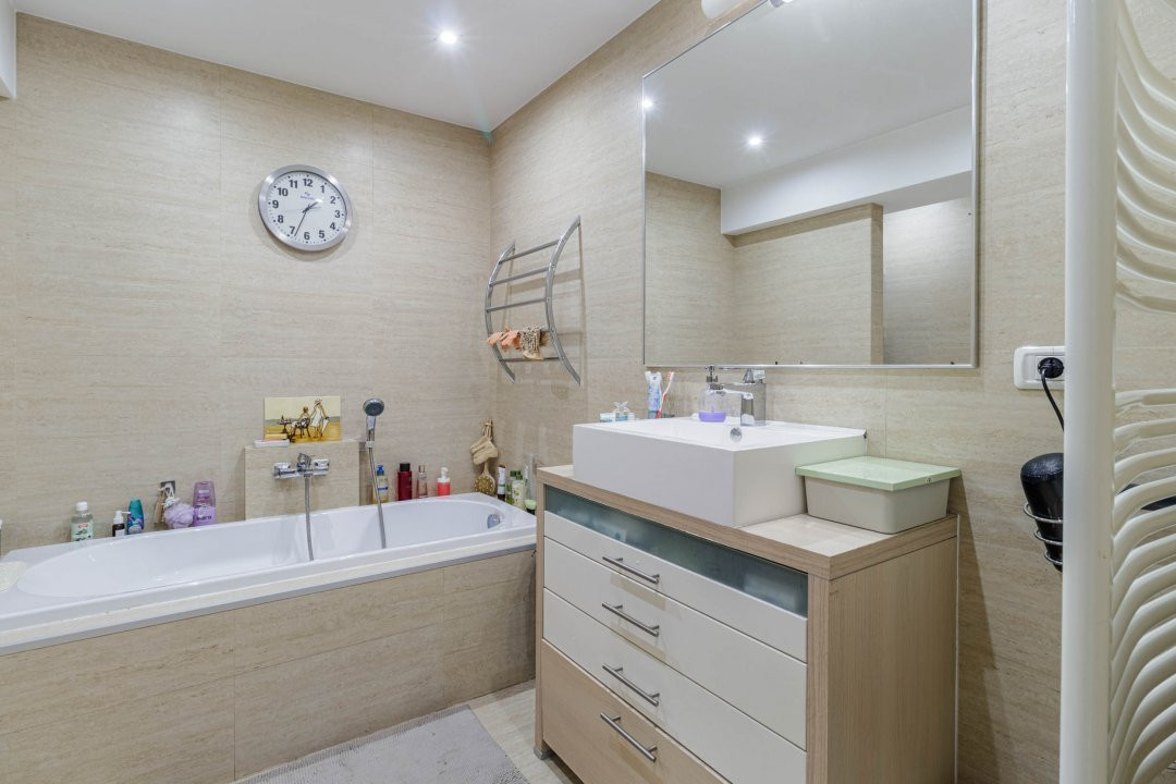 Clădire Modernă, Ideală pentru Locuință sau Afacere, cu Terasă Panoramică