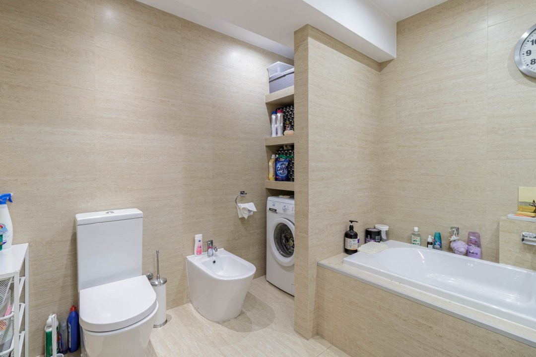 Clădire Modernă, Ideală pentru Locuință sau Afacere, cu Terasă Panoramică