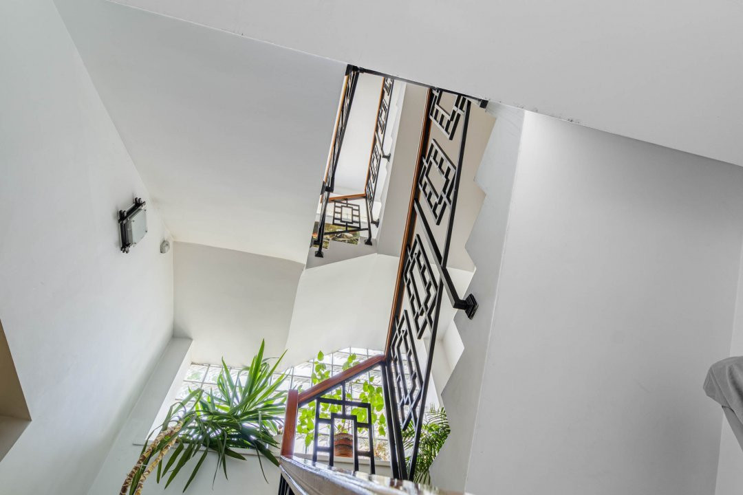 Clădire Modernă, Ideală pentru Locuință sau Afacere, cu Terasă Panoramică