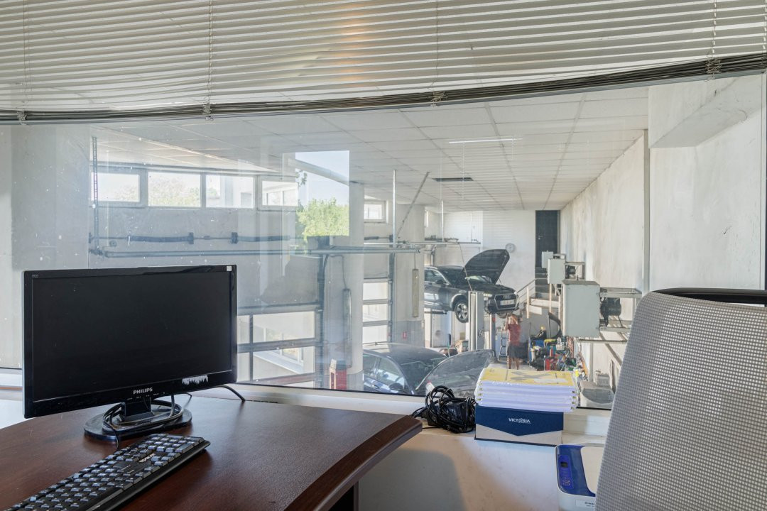 Clădire Modernă, Ideală pentru Locuință sau Afacere, cu Terasă Panoramică