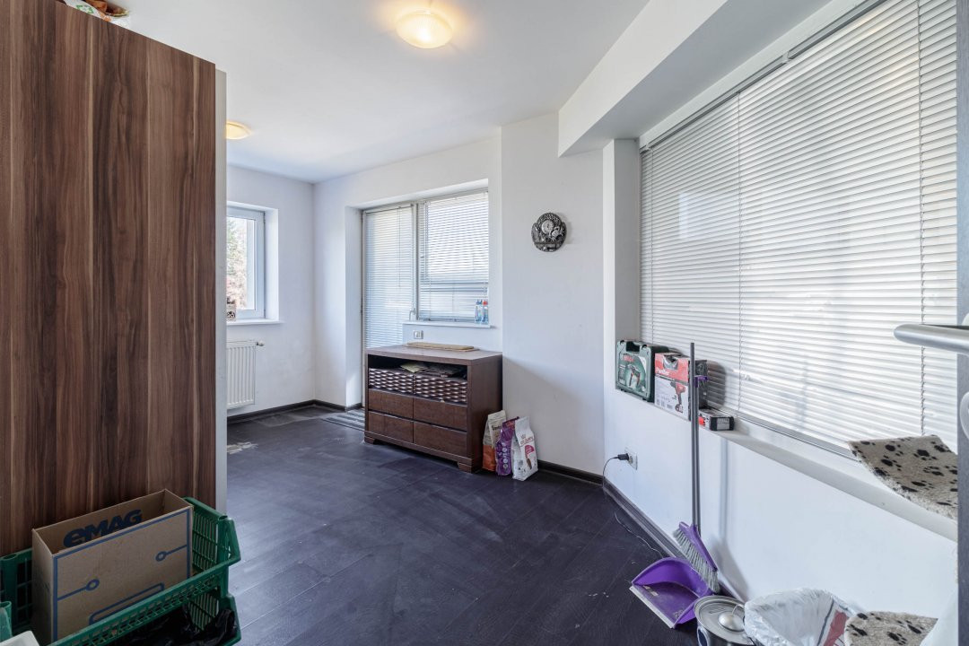 Clădire Modernă, Ideală pentru Locuință sau Afacere, cu Terasă Panoramică