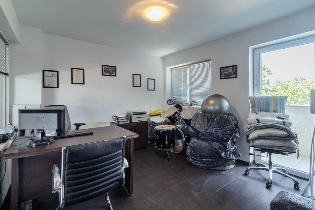 Clădire Modernă, Ideală pentru Locuință sau Afacere, cu Terasă Panoramică