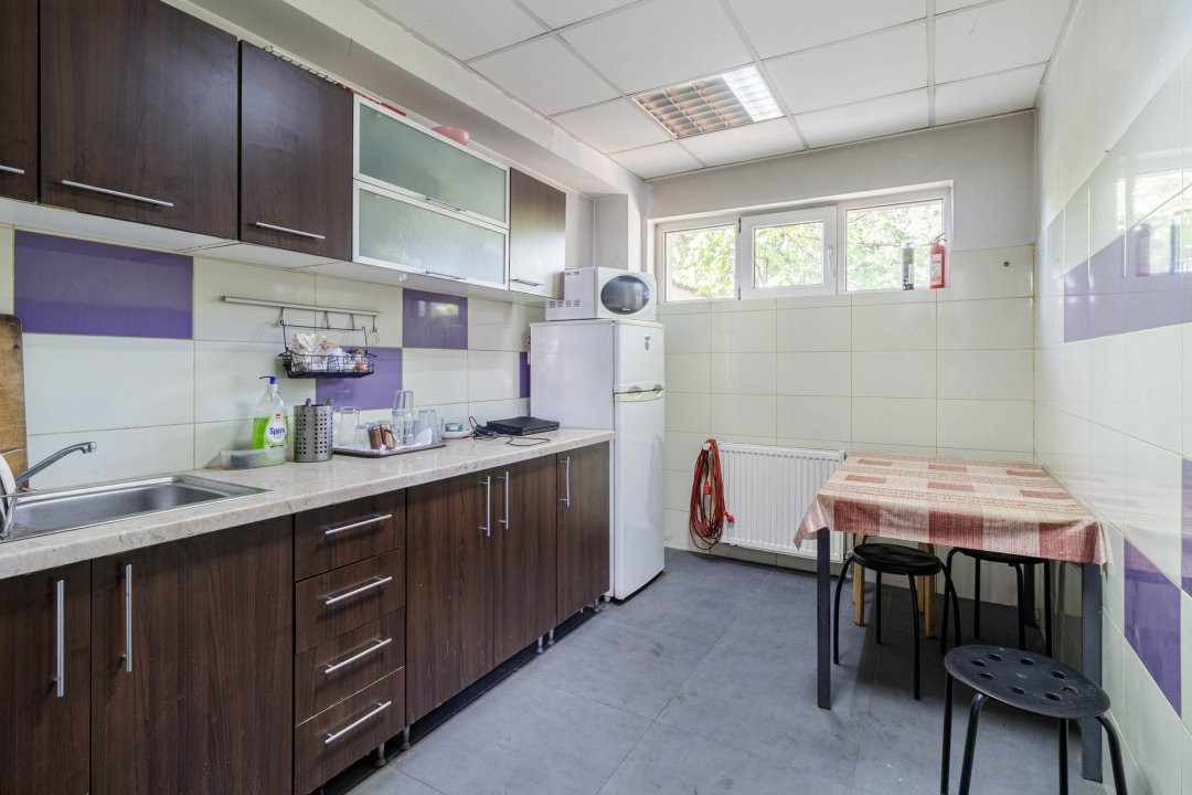 Clădire Modernă, Ideală pentru Locuință sau Afacere, cu Terasă Panoramică