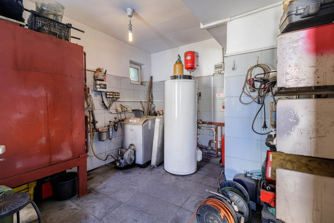 Clădire Modernă, Ideală pentru Locuință sau Afacere, cu Terasă Panoramică