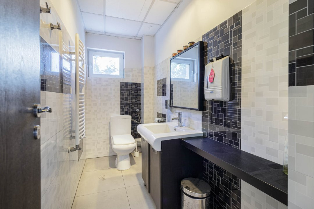 Clădire Modernă, Ideală pentru Locuință sau Afacere, cu Terasă Panoramică