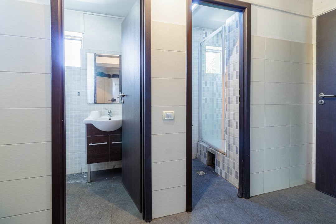 Clădire Modernă, Ideală pentru Locuință sau Afacere, cu Terasă Panoramică