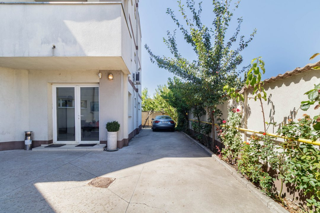 Clădire Modernă, Ideală pentru Locuință sau Afacere, cu Terasă Panoramică