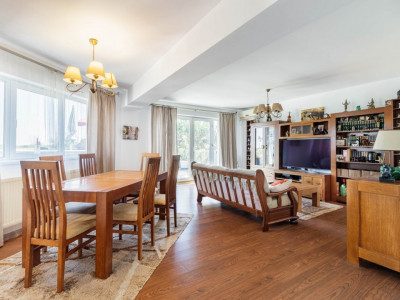 Clădire Modernă, Ideală pentru Locuință sau Afacere, cu Terasă Panoramică