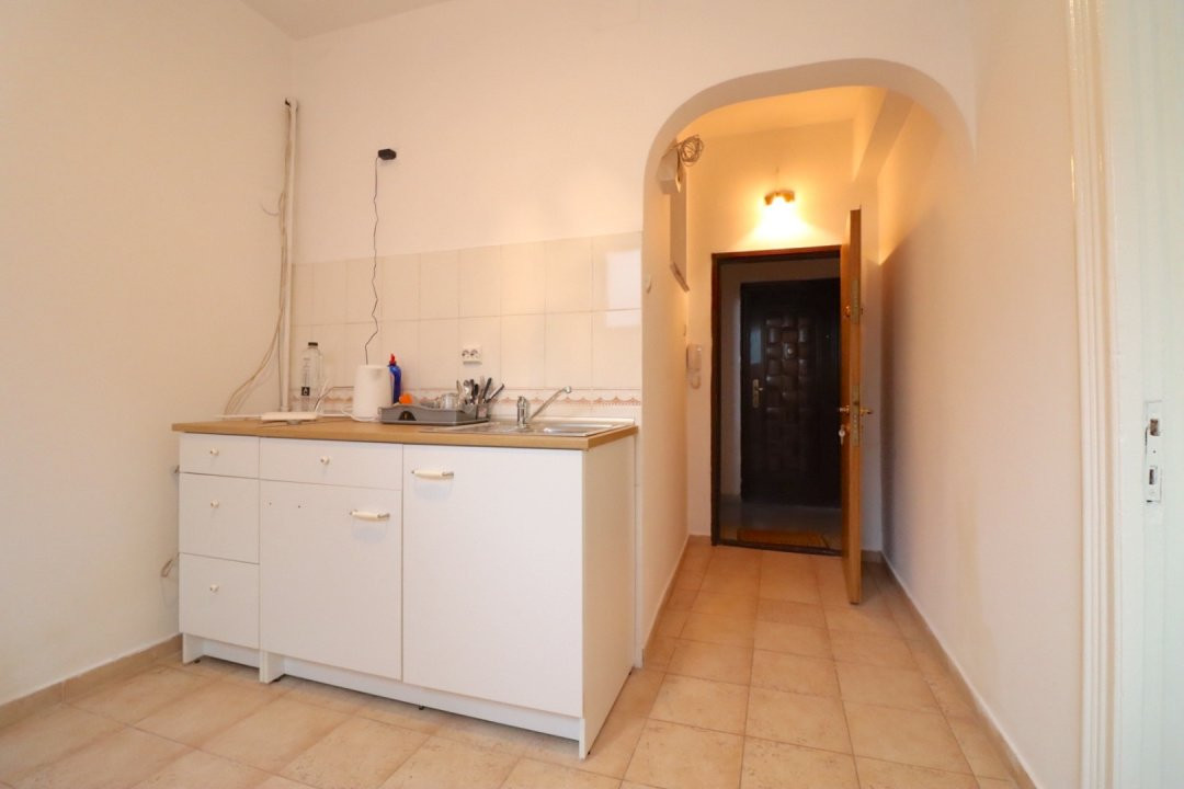 Apartament de vânzare cu 4 camere- curte – Cotroceni - metrou Eroilor/Grozăvești